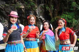 划拳吃瓜,一场别开生面的夏日聚会