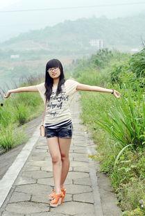 河边吃瓜美女,夏日闲情话家常