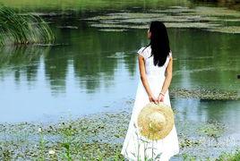 河边吃瓜美女,夏日闲情话家常