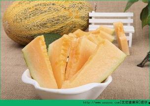 吃哈密瓜去皮吗,去还是留？揭秘哈密瓜皮的营养与食用方法