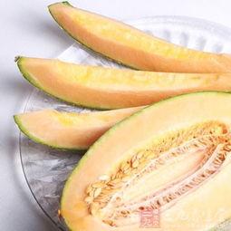 吃哈密瓜去皮吗,去还是留？揭秘哈密瓜皮的营养与食用方法