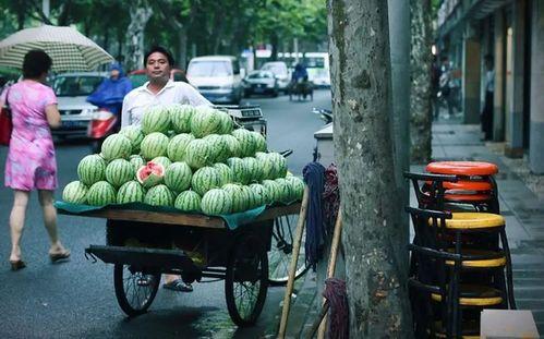 晚上路边吃瓜,揭秘路边吃瓜的独特魅力