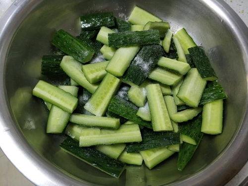 黑人吃辣腌瓜,黑人美食文化的独特风味