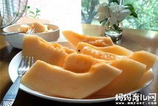 宝贝吃哈密瓜了,甜蜜滋味开启夏日健康之旅