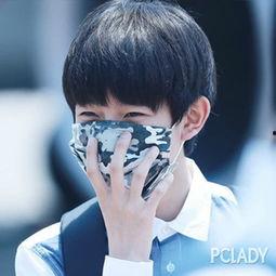 王源吃瓜肥脸,网友直呼可爱到爆