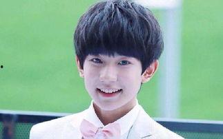 王源吃瓜肥脸,网友直呼可爱到爆