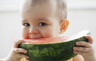 小孩吃奇怪的瓜