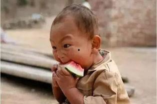 小孩吃奇怪的瓜