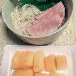 吃哈密瓜面条,夏日里的清新美食新体验