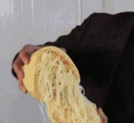 吃哈密瓜面条,夏日里的清新美食新体验