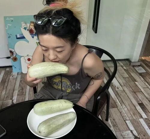 吃瓜姐妹们吃大瓜,吃瓜姐妹们共同品味的大瓜盛宴