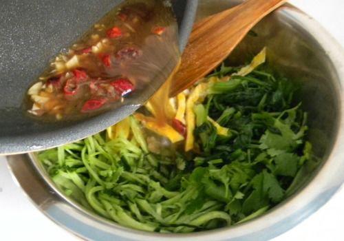 吃瓜可以吃菠菜吗,吃瓜也能吃菠菜？揭秘日常蔬果的多样食用方式