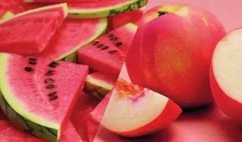 吃桃在吃瓜,品味夏日里的甜蜜时光