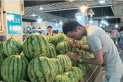 真正吃西瓜的吃瓜群众  第3张